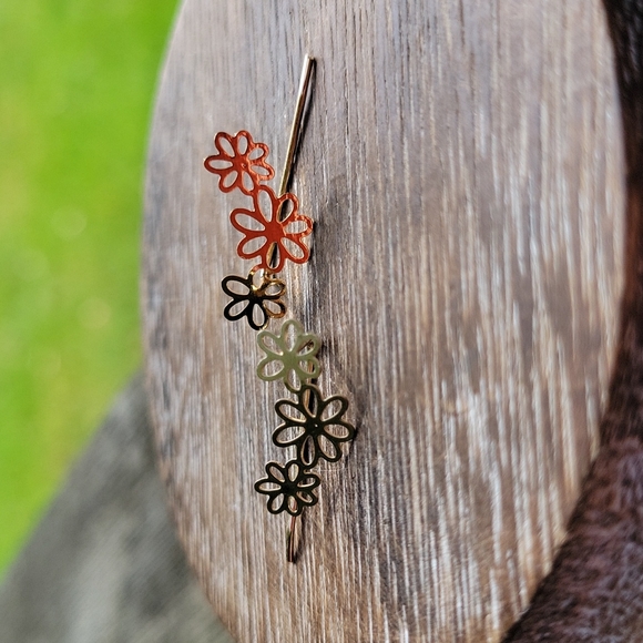 Hollow Cut Gold Daisy Loop Climbers - Picture 3 of 6